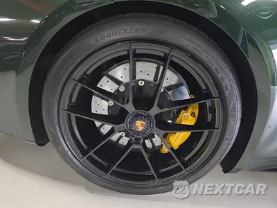 2026 Porsche 911 Carrera 4 GTS - zdjęcie 10 z 22 - miniatura