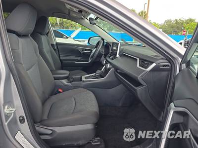 2025 Toyota RAV4 Hybrid XLE - zdjęcie 8 z 23 - miniatura