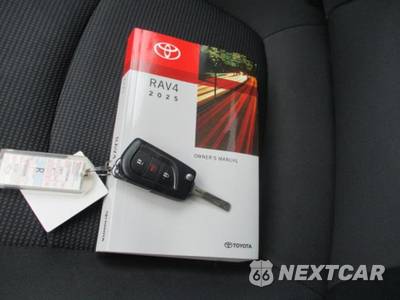2025 Toyota RAV4 LE - zdjęcie 7 z 25 - miniatura