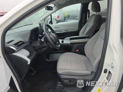 2025 Toyota Sienna LE 8-Passenger 120.5" WB - zdjęcie 7 z 23 - miniatura