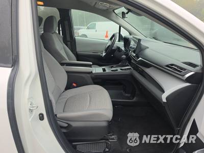 2025 Toyota Sienna LE 8-Passenger 120.5" WB - zdjęcie 8 z 23 - miniatura