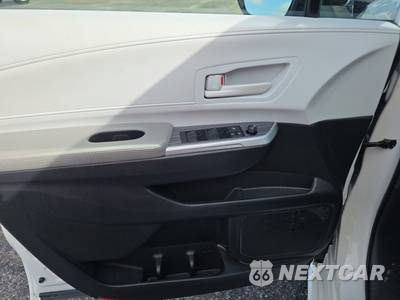 2025 Toyota Sienna LE 8-Passenger 120.5" WB - zdjęcie 9 z 26 - miniatura