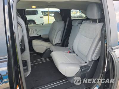 2025 Toyota Sienna LE 8-Passenger 120.5" WB - zdjęcie 13 z 23 - miniatura