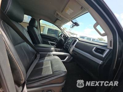 2019 Nissan TITAN PRO-4X Crew Cab Short Bed - zdjęcie 8 z 34 - miniatura