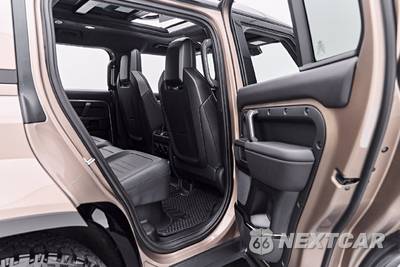 2025 Land Rover Defender 110 OCTA - zdjęcie 39 z 50 - miniatura