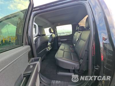 2025 Ford Super Duty F-250 Lariat Crew Cab Medium Bed - zdjęcie 13 z 23 - miniatura