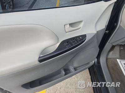 2013 Toyota Sienna LE 8-Passenger 119.3" WB - zdjęcie 15 z 26 - miniatura