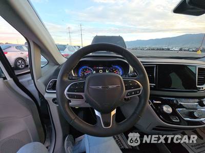 2024 Chrysler Pacifica Touring L 121.6" WB - zdjęcie 10 z 32 - miniatura