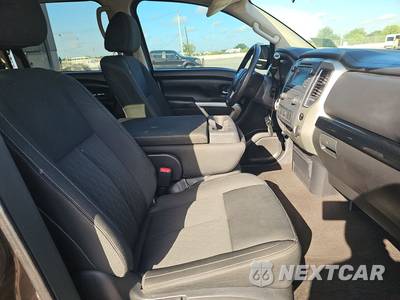 2019 Nissan TITAN SV Crew Cab Short Bed - zdjęcie 8 z 26 - miniatura