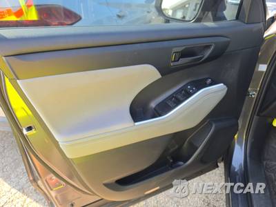 2025 Toyota Highlander LE - zdjęcie 9 z 22 - miniatura