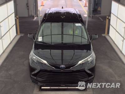2025 Toyota Sienna LE 8-Passenger 120.5" WB - zdjęcie 2 z 22 - miniatura
