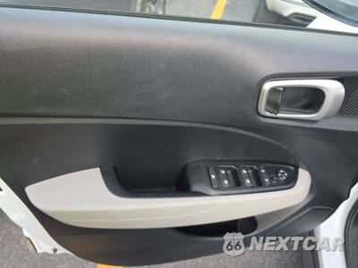 2025 Hyundai Venue SEL - zdjęcie 9 z 23 - miniatura