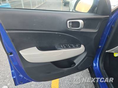 2025 Hyundai Venue SEL - zdjęcie 9 z 17 - miniatura