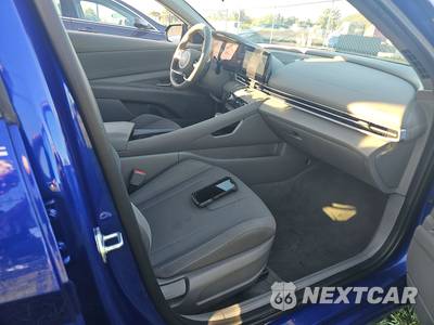 2025 Hyundai Elantra SEL Convenience - zdjęcie 8 z 17 - miniatura