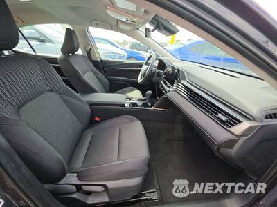 2026 Toyota Camry LE - zdjęcie 8 z 24 - miniatura