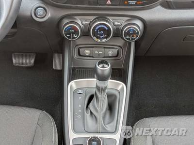 2025 Hyundai Venue SEL - zdjęcie 21 z 29 - miniatura