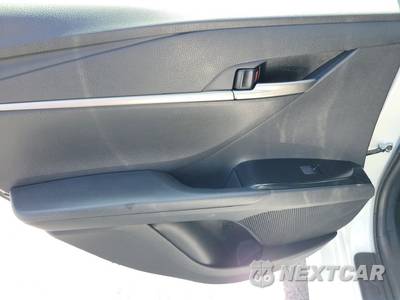2025 Toyota Camry SE - zdjęcie 11 z 50 - miniatura