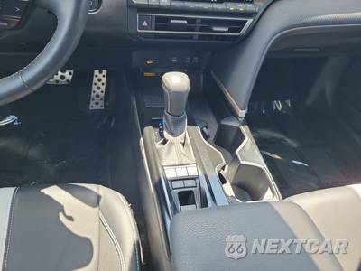 2025 Toyota Camry SE - zdjęcie 18 z 50 - miniatura