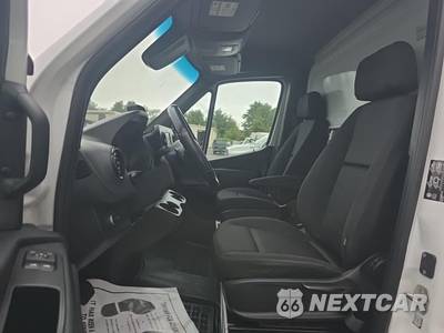 2022 Mercedes-Benz Sprinter 4500 Cab Chassis DRW - zdjęcie 16 z 23 - miniatura