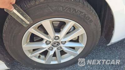 2025 Toyota Camry LE - zdjęcie 24 z 30 - miniatura
