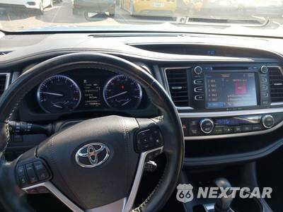 2019 Toyota Highlander SE - zdjęcie 5 z 11 - miniatura