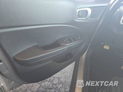 2025 Hyundai Venue SEL - zdjęcie 9 z 29 - miniatura