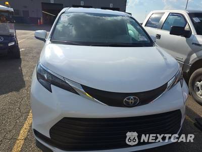 2025 Toyota Sienna LE 8-Passenger 120.5" WB - zdjęcie 2 z 28 - miniatura