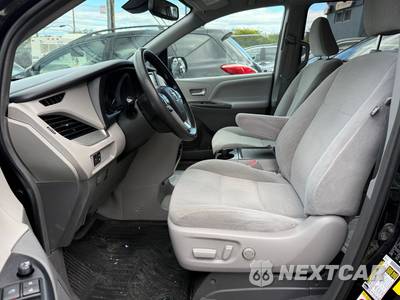 2019 Toyota Sienna LE 8-Passenger 119.3" WB - zdjęcie 8 z 36 - miniatura
