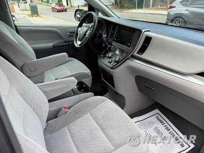 2019 Toyota Sienna LE 8-Passenger 119.3" WB - zdjęcie 18 z 36 - miniatura