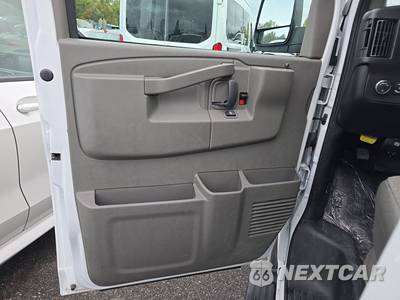 2025 Chevrolet Express 3500 Passenger Van LT 1LT 155.1" WB - zdjęcie 9 z 26 - miniatura