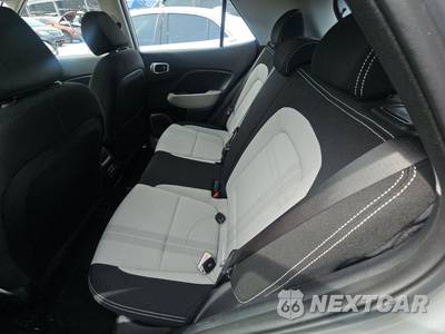 2025 Hyundai Venue SEL - zdjęcie 13 z 20 - miniatura