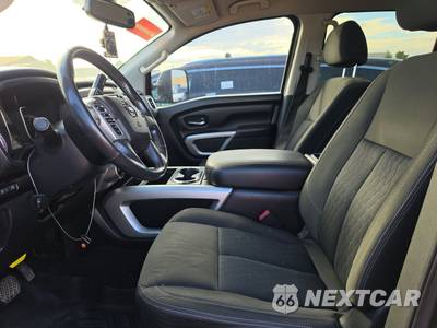 2017 Nissan TITAN XD SV Crew Cab Medium Bed - zdjęcie 7 z 55 - miniatura