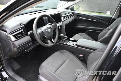 2026 Toyota Camry LE - zdjęcie 8 z 15 - miniatura