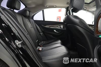 2017 Mercedes-Benz E 300 Luxury 4MATIC Sedan - zdjęcie 30 z 35 - miniatura