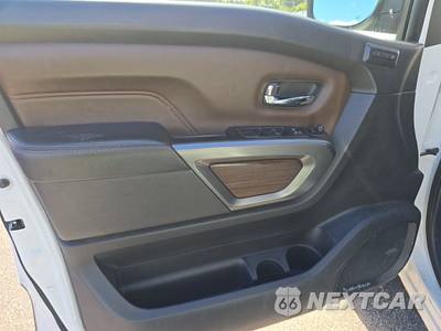 2017 Nissan TITAN Platinum Reserve Crew Cab Short Bed - zdjęcie 9 z 47 - miniatura
