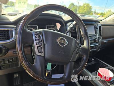 2017 Nissan TITAN Platinum Reserve Crew Cab Short Bed - zdjęcie 10 z 47 - miniatura