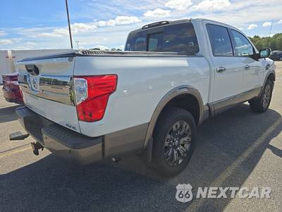 2017 Nissan TITAN Platinum Reserve Crew Cab Short Bed - zdjęcie 4 z 47 - miniatura