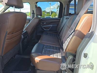 2017 Nissan TITAN Platinum Reserve Crew Cab Short Bed - zdjęcie 13 z 47 - miniatura