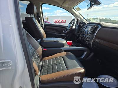 2017 Nissan TITAN Platinum Reserve Crew Cab Short Bed - zdjęcie 8 z 47 - miniatura