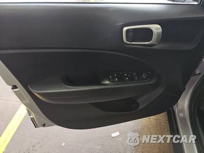 2025 Hyundai Venue SEL - zdjęcie 3 z 28 - miniatura