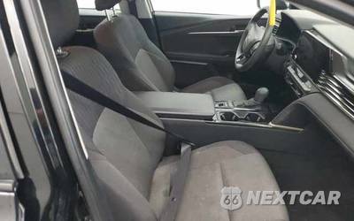 2025 Toyota Camry LE - zdjęcie 22 z 33 - miniatura