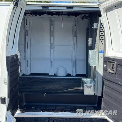 2010 Chevrolet Express 2500 Cargo Van 1WT 135.0" WB - zdjęcie 7 z 16 - miniatura
