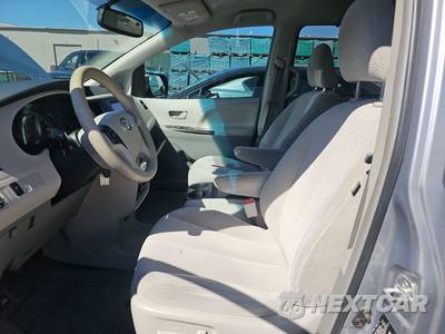 2014 Toyota Sienna LE 8-Passenger 119.3" WB - zdjęcie 7 z 33 - miniatura