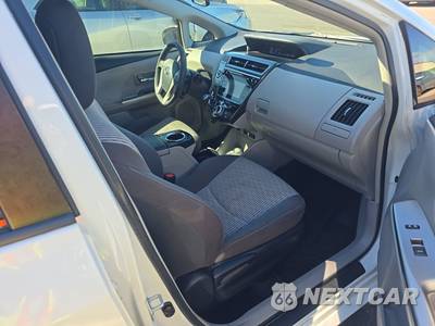 2017 Toyota Prius v Two - zdjęcie 8 z 29 - miniatura