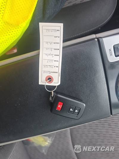2017 Toyota Prius v Two - zdjęcie 14 z 29 - miniatura