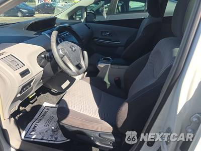 2017 Toyota Prius v Two - zdjęcie 7 z 29 - miniatura