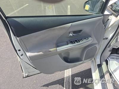 2017 Toyota Prius v Two - zdjęcie 9 z 35 - miniatura