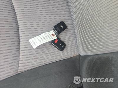 2017 Toyota Prius v Two - zdjęcie 14 z 35 - miniatura