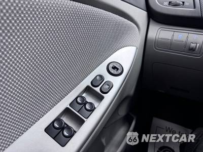 2013 Hyundai Accent GLS Sedan - zdjęcie 18 z 21 - miniatura