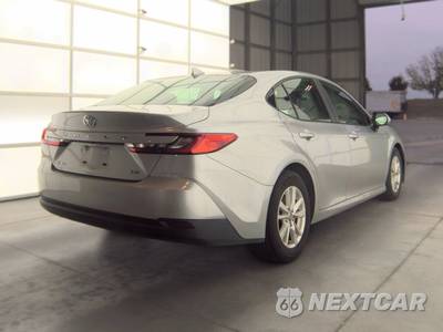 2025 Toyota Camry LE - zdjęcie 4 z 34 - miniatura